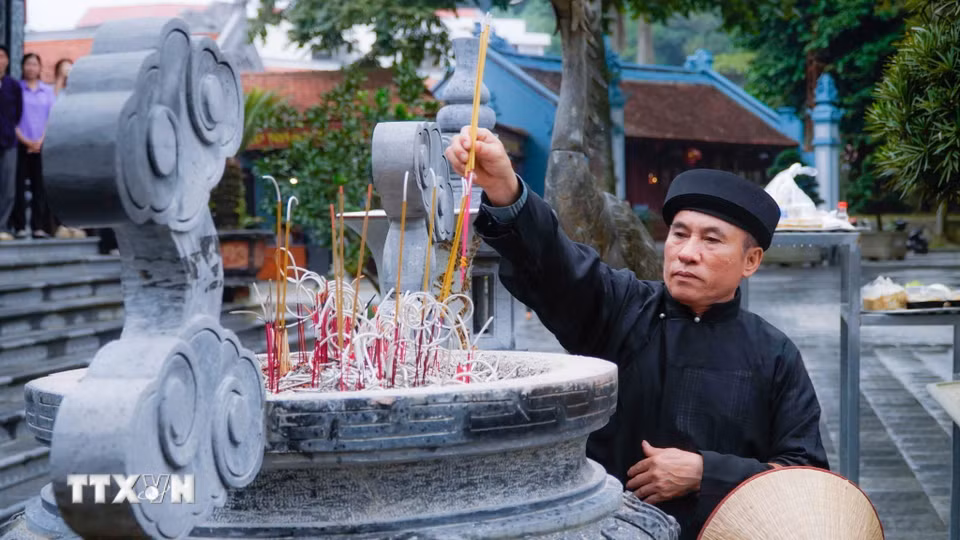 Thầy Mo xin phép các vị thần linh để vào Đền chuẩn bị tổ chức các nghi lễ tiếp theo. (Ảnh: TTXVN phát)