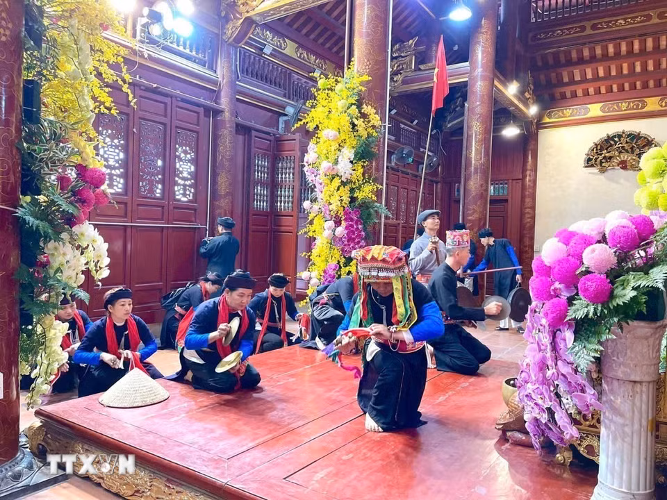 Lễ Cơm mới Đền Đông Cuông. (Ảnh: TTXVN phát)