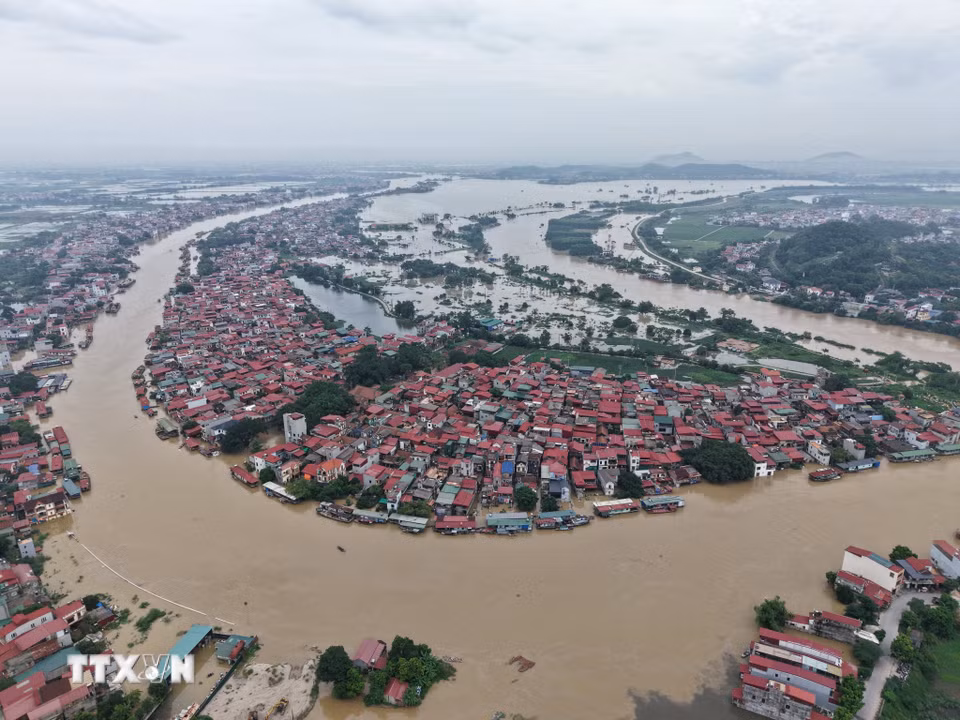 Nước sông Cầu dâng cao, lưu lượng nước chảy siết gây ngập các hộ dân hai bên bờ sông tại phường Vân Hà và một số hộ tại phường Kinh Bắc, tỉnh Bắc Ninh. (Ảnh: Thanh Thương/TTXVN)