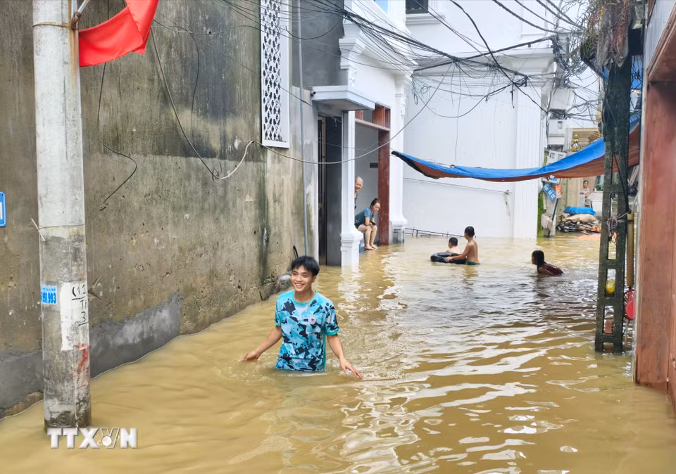 Nước ngập sâu đến hơn 1m tại một số khu vực. (Ảnh: Thanh Thương/TTXVN)