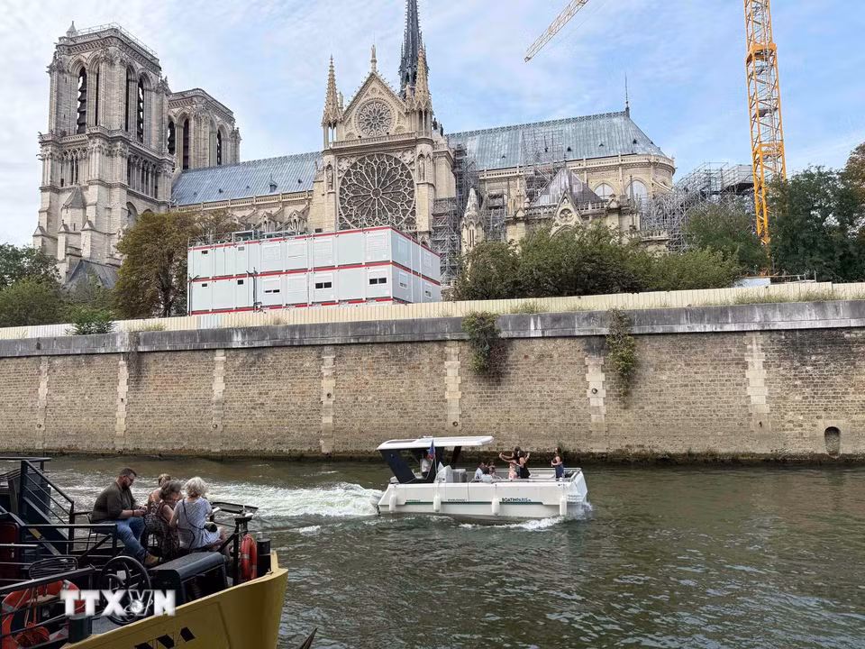 Một nhà hàng nổi trên sông Seine, đoạn chảy qua Nhà thờ Đức Bà Paris. (Ảnh: Hữu Chiến/TTXVN)