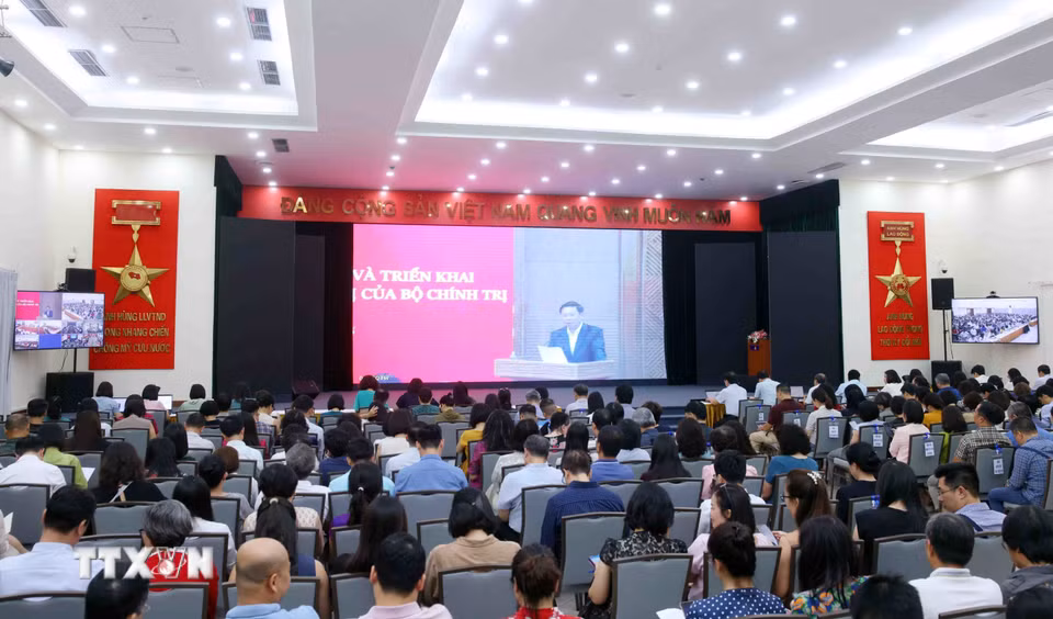 Đảng viên thuộc Đảng bộ Thông tấn xã Việt Nam tham dự Hội nghị trực tuyến tại điểm cầu trụ sở Thông tấn Quốc gia (5 Lý Thường Kiệt, Hà Nội). (Ảnh: Phạm Kiên/TTXVN)