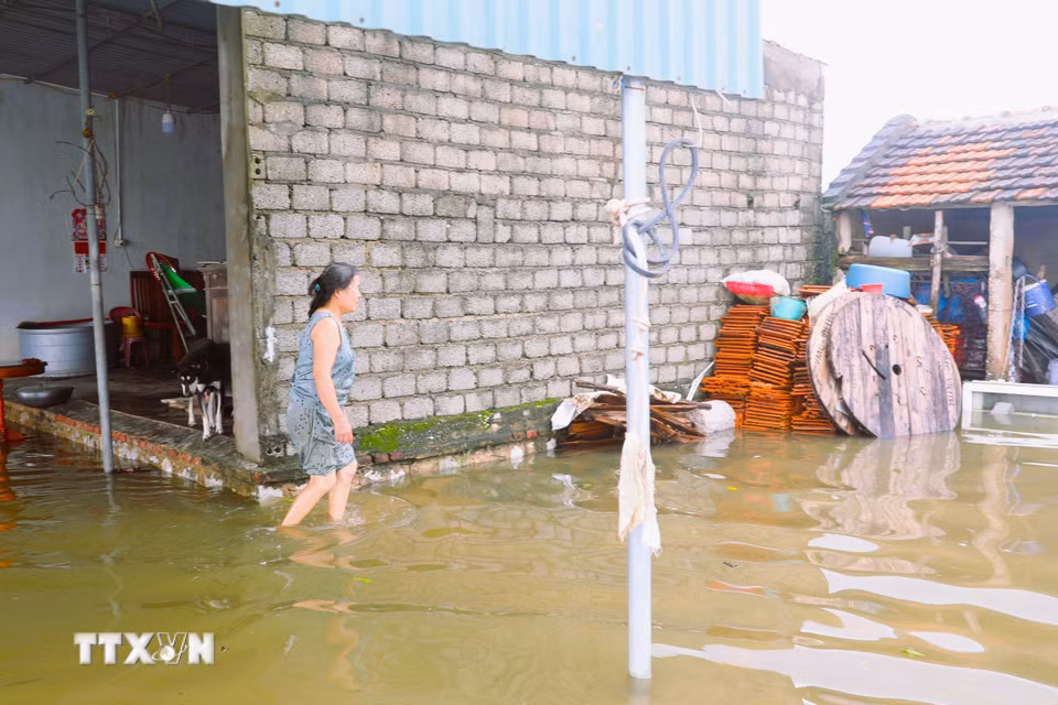 Tình trạng ngập lụt gây khó khăn trong sinh hoạt, sản xuất hàng ngày của người dân. (Ảnh: Xuân Tiến/TTXVN)