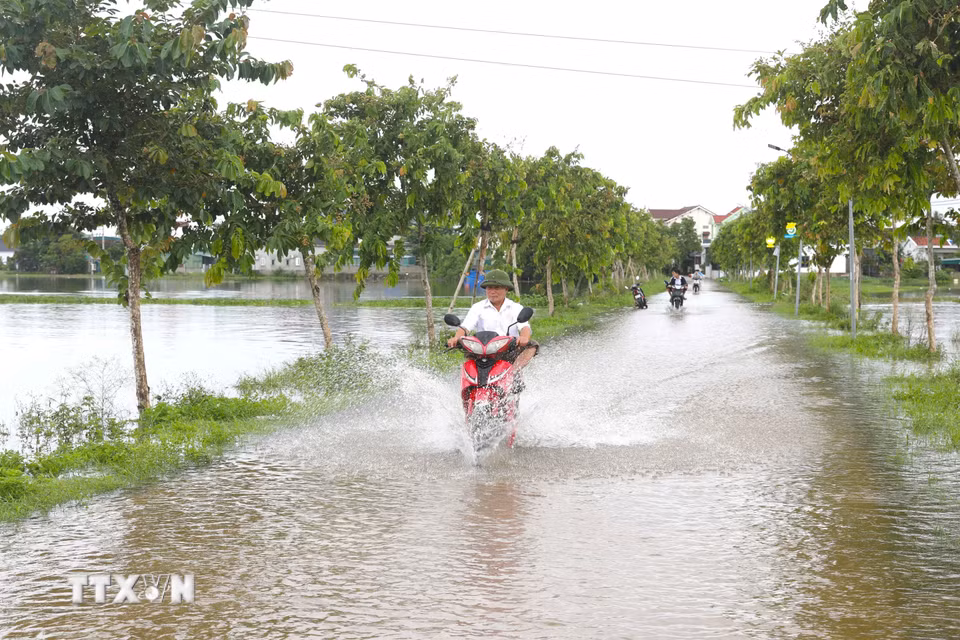 Nhiều đoạn đường dân sinh trên địa bàn các xã Diễn Châu, Đức Châu, An Châu (Nghệ An) bị ngập sâu trong nước khiến việc tham gia giao thông của người dân gặp nhiều khó khăn. (Ảnh: Xuân Tiến/TTXVN)