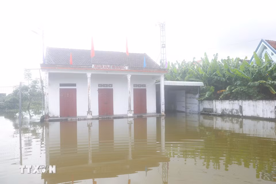 Chiều 18/9/2026, khuôn viên Nhà văn hóa xóm Xuân Bắc (xã Đức Châu, Nghệ An) vẫn bị ngập sâu trong nước. (Ảnh: Xuân Tiến/TTXVN)