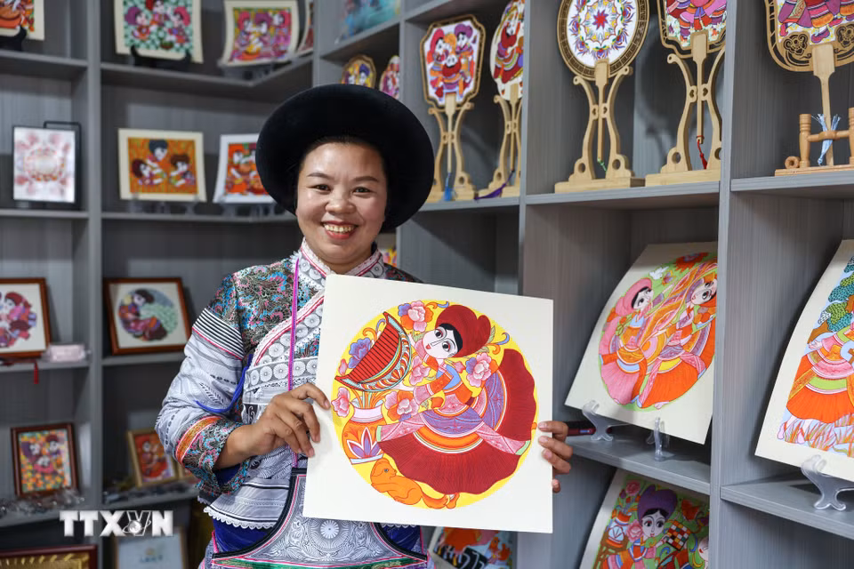 Tranh vẽ của các "họa sỹ nông dân" được trưng bày tại huyện Thủy Thành, tỉnh Quý Châu, Trung Quốc. (Ảnh: THX/TTXVN phát)
