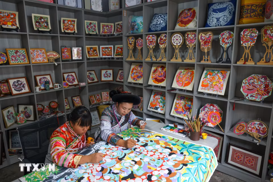 Các "họa sỹ nông dân" vẽ tranh tại huyện Thủy Thành, tỉnh Quý Châu, Trung Quốc. (Ảnh: THX/TTXVN phát)