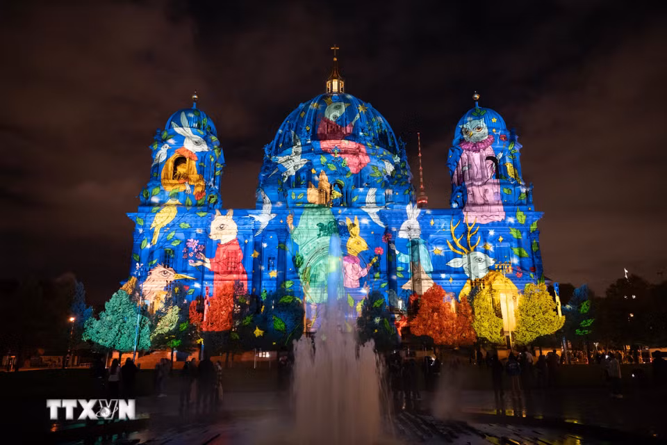 Nhà thờ Chính tòa Berlin (Đức) được chiếu sáng rực rỡ tại Lễ hội Ánh sáng ngày 18/10/2026. (Ảnh: THX/TTXVN phát)