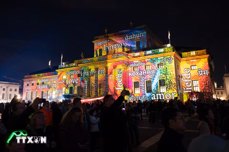 Nhà hát Quốc gia Berlin (Đức) được chiếu sáng rực rỡ tại Lễ hội Ánh sáng ngày 18/10/2026. (Ảnh: THX/TTXVN phát)