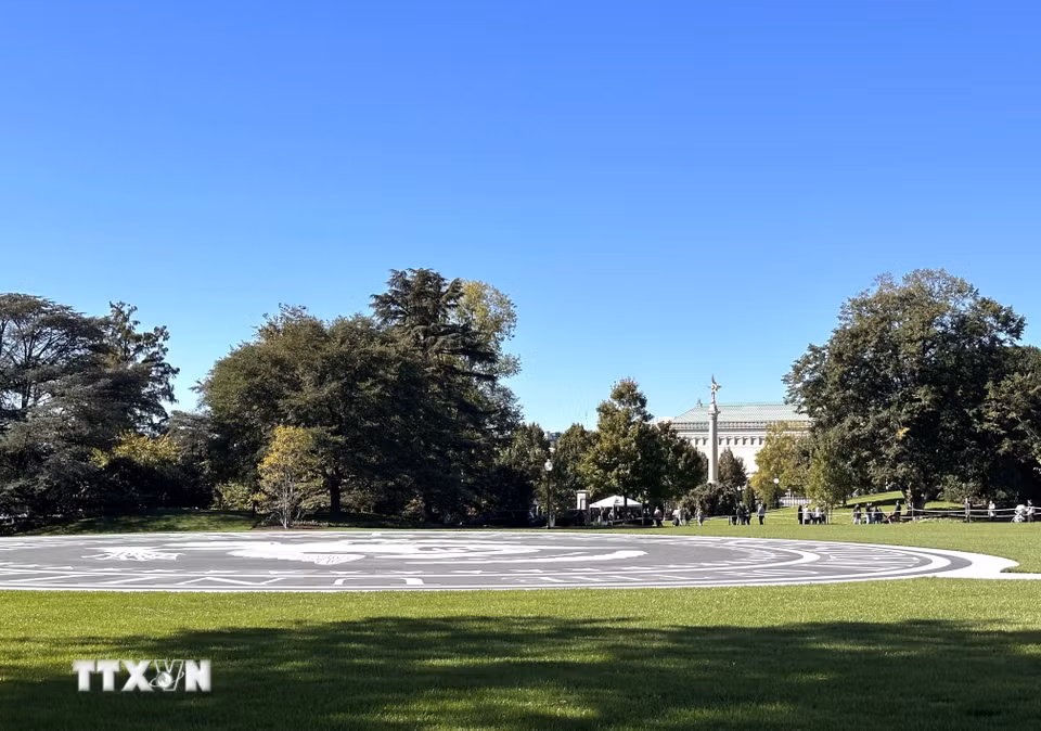 Sân đỗ trực thăng trong khuôn viên Nhà Trắng tại thủ đô Washington, D.C., Mỹ. Đây là khu vực phục vụ hoạt động di chuyển bằng trực thăng của Tổng thống Mỹ. (Ảnh: Ngọc Quang/TTXVN)