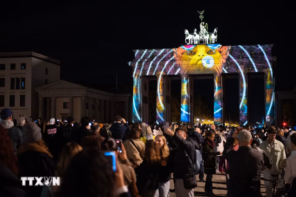 Cổng Brandenburg ở Berlin (Đức) được chiếu sáng rực rỡ tại Lễ hội Ánh sáng ngày 18/10/2026. (Ảnh: THX/TTXVN phát)