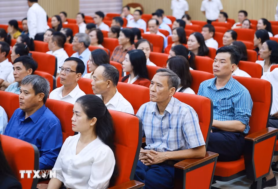 Cử tri thành phố Hải Phòng tham dự buổi tiếp xúc trước Kỳ họp thứ hai Quốc hội khoá XVI. (Ảnh: Dương Giang/TTXVN)