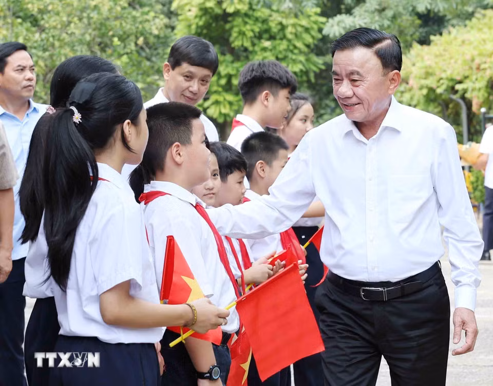 Thường trực Ban Bí thư Trần Cẩm Tú và các cháu thiếu nhi tại Làng trẻ em SOS Hà Nội. (Ảnh: Phương Hoa/TTXVN)