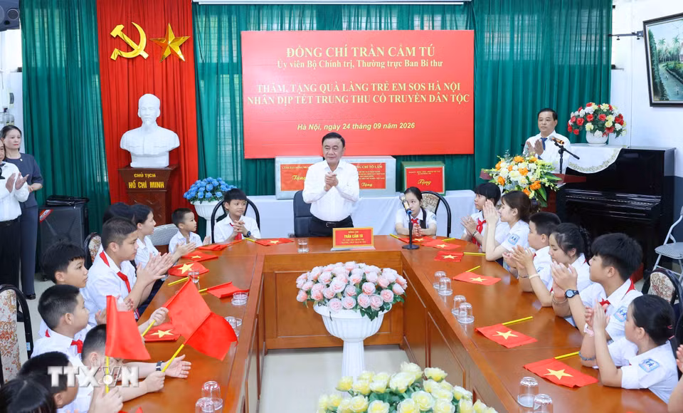 Thường trực Ban Bí thư Trần Cẩm Tú thăm, tặng quà tại Làng trẻ em SOS Hà Nội dịp Tết Trung thu năm 2026. (Ảnh: Phương Hoa/TTXVN)