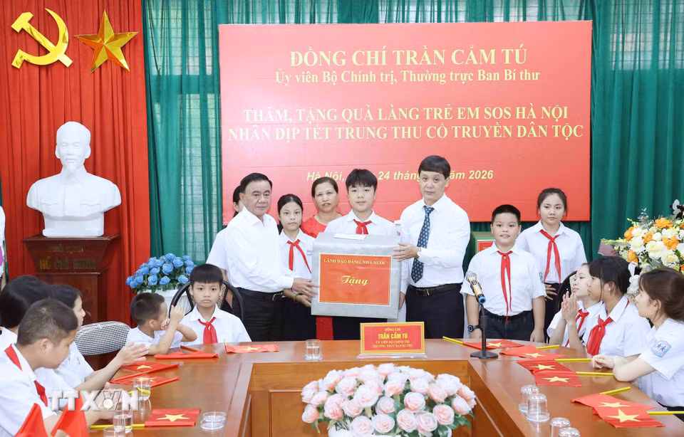 Thường trực Ban Bí thư Trần Cẩm Tú tặng quà cho các cháu thiếu nhi tại Làng trẻ em SOS Hà Nội dịp Tết Trung thu năm 2026. (Ảnh: Phương Hoa/TTXVN)