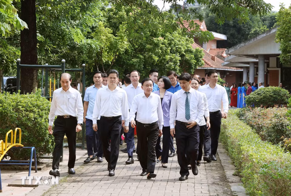 Thường trực Ban Bí thư Trần Cẩm Tú thăm Làng trẻ em SOS Hà Nội dịp Tết Trung thu năm 2026. (Ảnh: Phương Hoa/TTXVN)