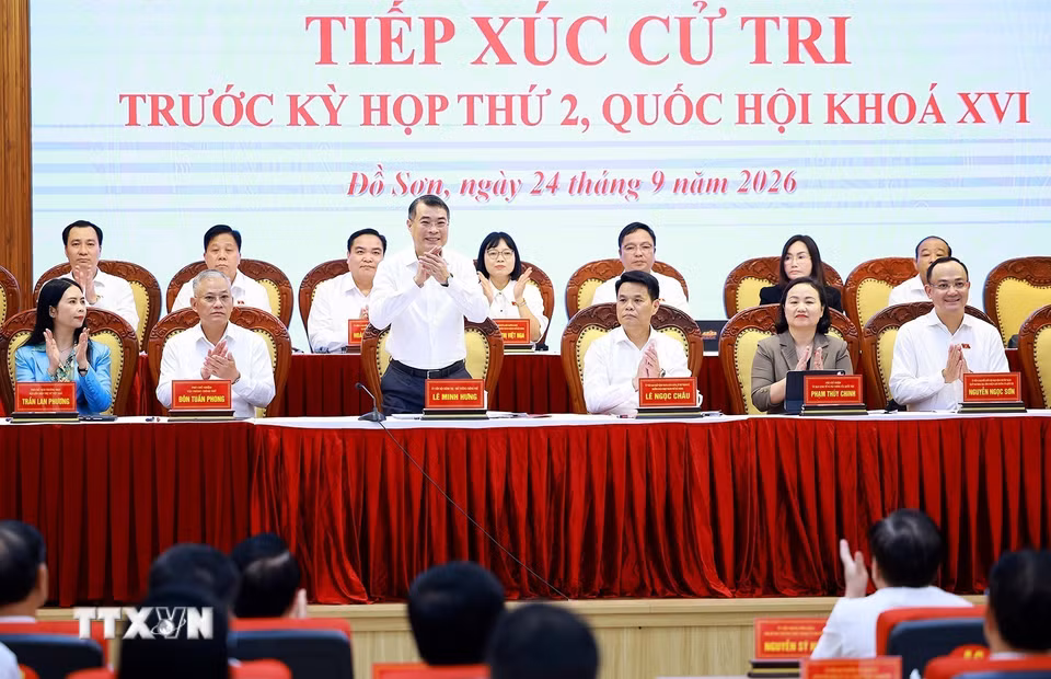 Thủ tướng Lê Minh Hưng và Đoàn đại biểu Quốc hội thành phố Hải Phòng tiếp xúc cử tri thành phố trước Kỳ họp thứ hai Quốc hội khoá XVI. (Ảnh: Dương Giang/TTXVN)