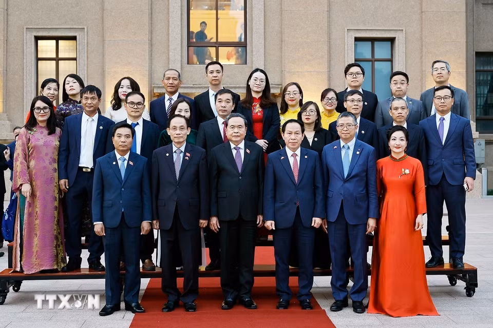 Chủ tịch Quốc hội Trần Thanh Mẫn với các đại biểu chụp ảnh lưu niệm. (Ảnh: Doãn Tấn/TTXVN)