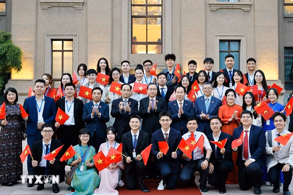 Chủ tịch Quốc hội Trần Thanh Mẫn gặp gỡ cán bộ, nhân viên Đại sứ quán và cộng đồng người Việt Nam tại Trung Quốc. (Ảnh: Doãn Tấn/TTXVN)