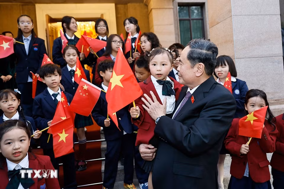 Chủ tịch Quốc hội Trần Thanh Mẫn với các cháu thiếu nhi và cộng đồng người Việt Nam tại Trung ﻿Quốc. (Ảnh: Doãn Tấn/TTXVN)