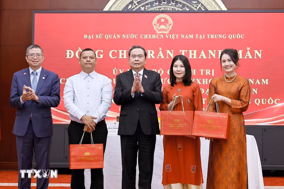 Chủ tịch Quốc hội Trần Thanh Mẫn tặng quà cộng đồng người Việt Nam tại Trung Quốc. (Ảnh: Doãn Tấn/TTXVN)