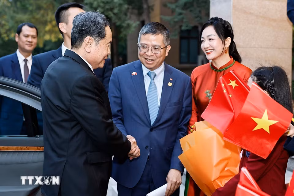Chủ tịch Quốc hội Trần Thanh Mẫn gặp gỡ cán bộ, nhân viên Đại sứ quán và cộng đồng người Việt ﻿Nam tại Trung Quốc. (Ảnh: Doãn Tấn/TTXVN)