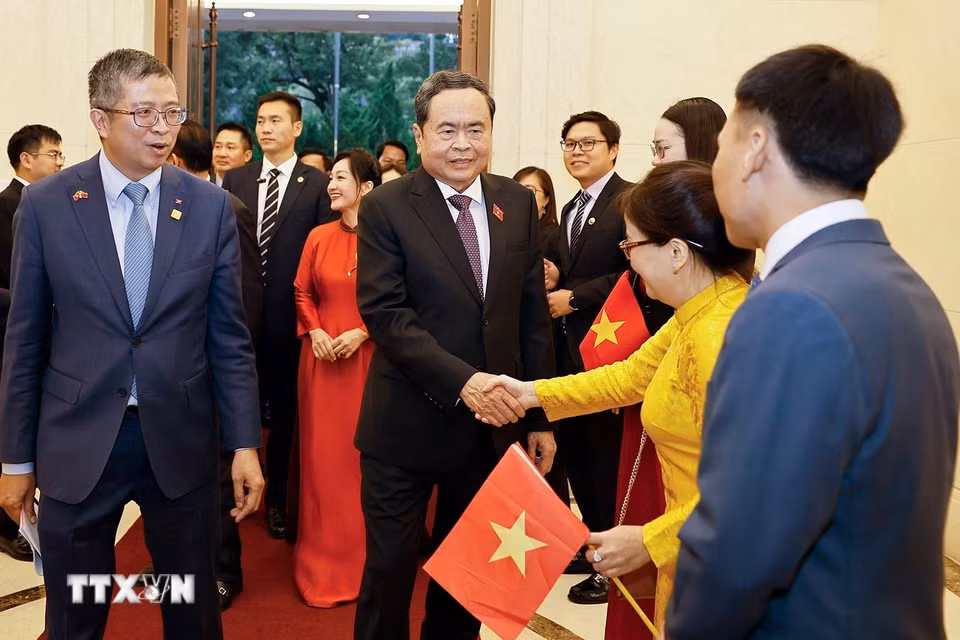Chủ tịch Quốc hội Trần Thanh Mẫn gặp gỡ cán bộ, nhân viên Đại sứ quán và cộng đồng người Việt Nam tại Trung Quốc. (Ảnh: Doãn Tấn/TTXVN)