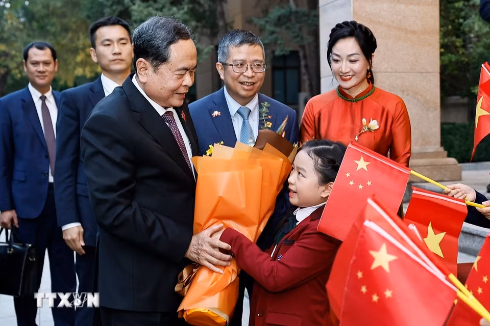 Chủ tịch Quốc hội Trần Thanh Mẫn đến Đại sứ quán Việt Nam tại Trung Quốc. (Ảnh: Doãn Tấn/TTXVN)