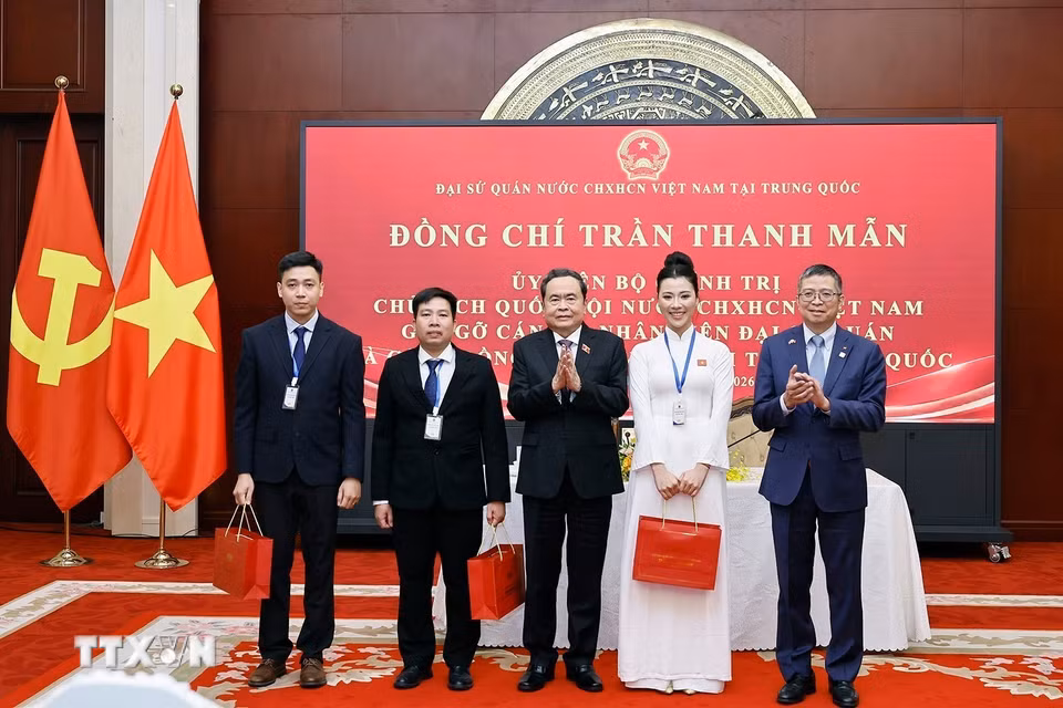 Chủ tịch Quốc hội Trần Thanh Mẫn tặng quà cộng đồng người Việt Nam tại Trung Quốc. (Ảnh: Doãn Tấn/TTXVN)