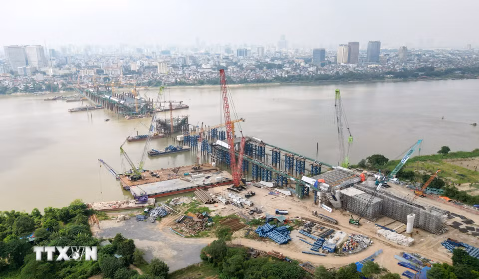 Cầu Trần Hưng Đạo đang được nhà thầu dồn lực thi công liên tục ngày đêm để đảm bảo tiến độ đề ra theo cam kết với chủ đầu tư. (Ảnh: Quốc Khánh/TTXVN)