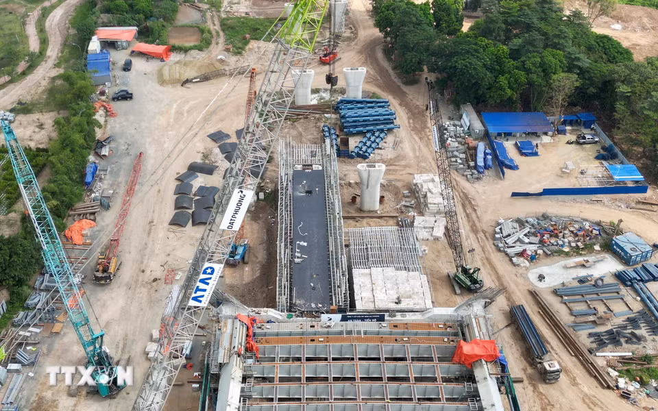 Dự án được kỳ vọng phân bổ lại dòng xe đi lại, giảm áp lực cho cầu Chương Dương, Vĩnh Tuy, Thanh Trì và Long Biên, đồng thời mở thêm không gian phát triển đô thị hai bên sông Hồng. (Ảnh: Quốc Khánh/TTXVN)