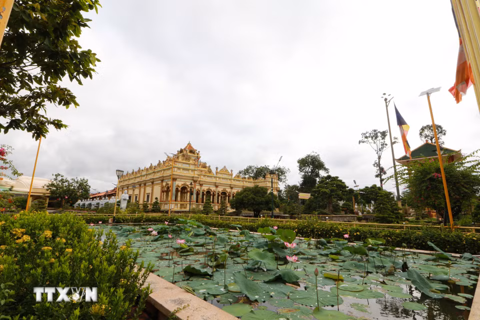 Sự đa dạng trong phong cách kiến trúc mang đến cho du khách nhiều góc nhìn khi khám phá ngôi chùa. (Ảnh: Hồng Thái/TTXVN)