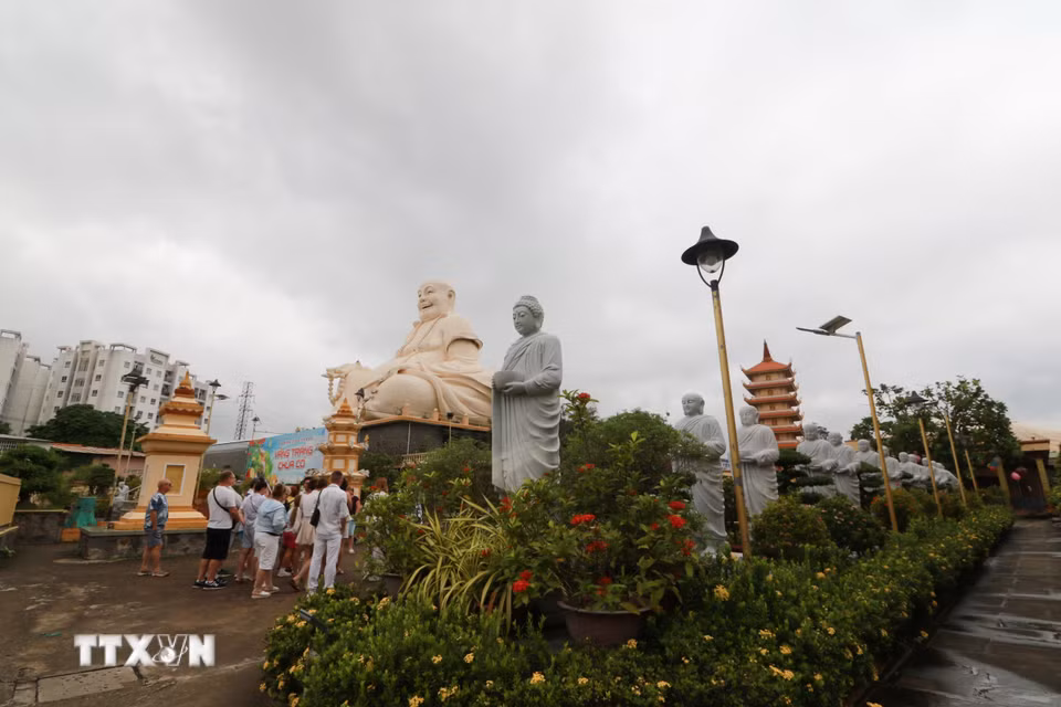 Sự đa dạng trong phong cách kiến trúc mang đến cho du khách nhiều góc nhìn khi khám phá ngôi chùa. (Ảnh: Hồng Thái/TTXVN)
