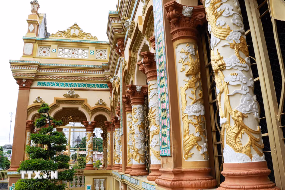 Các chi tiết chạm khắc trên cột góp phần làm phong phú giá trị nghệ thuật của công trình. (Ảnh: Hồng Thái/TTXVN)