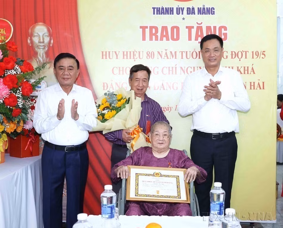 Đồng chí Trần Cẩm Tú, Uỷ viên Bộ Chính trị, Thường trực Ban Bí thư trao Huy hiệu 80 năm tuổi Đảng đến các đảng viên cao tuổi tại thành phố Đà Nẵng (19/5/2026). (Ảnh: Phương Hoa/TTXVN)