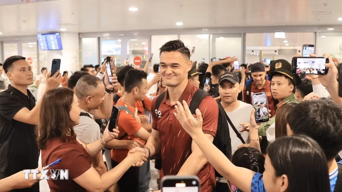 Thủ môn Lê Giang Patrik được người hâm mộ nồng nhiệt chào đón tại sân bay quốc tế Nội Bài. (Ảnh: Minh Quyết/TTXVN)