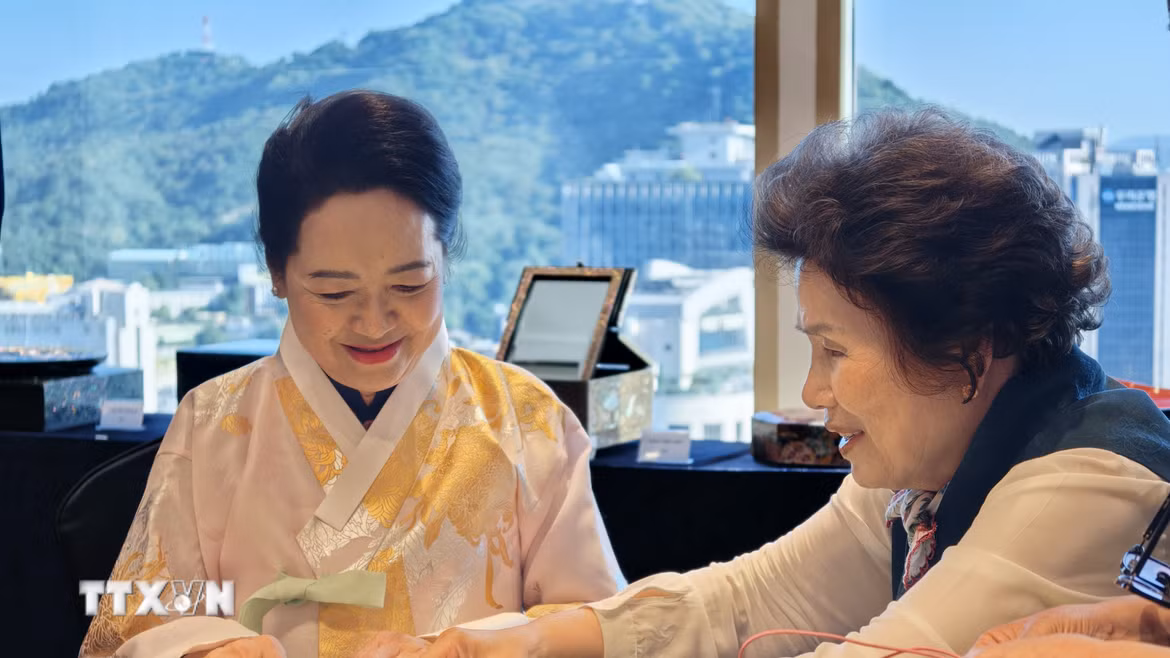Phu nhân Nguyễn Thị Thanh Nga trải nghiệm nghệ thuật thắt nút chỉ Hàn Quốc. (Ảnh: Đào Lâm/TTXVN)