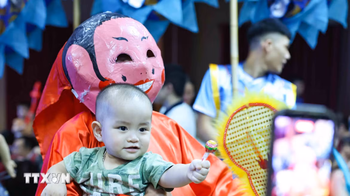 Chương trình nghệ thuật “Trăng rằm tỏa sáng - Thắp sáng tương lai”, mang đến nhiều trải nghiệm hấp dẫn cho các gia đình, đặc biệt là các em thiếu nhi. (Ảnh: Thanh Tùng/TTXVN)