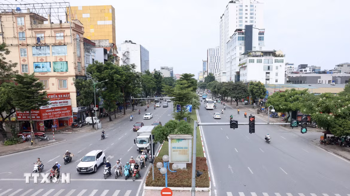 Đường Hoàng Quốc Việt vắng vẻ, yên tĩnh trong sáng 29/8. (Ảnh: Quốc Khánh/TTXVN)