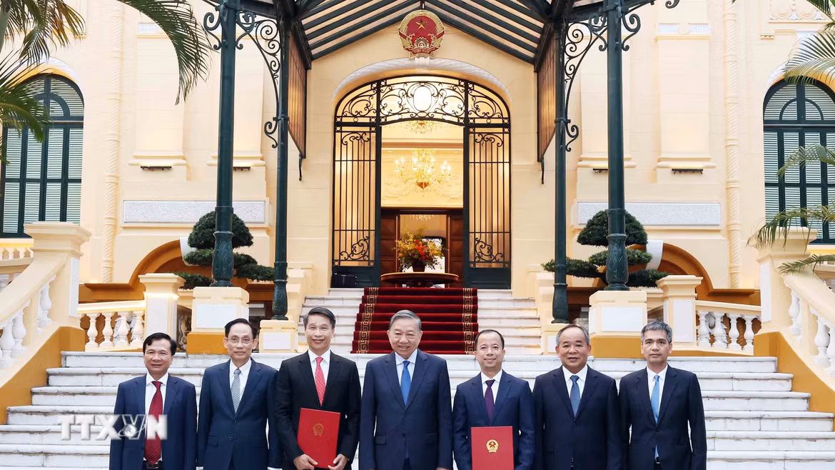 Tổng Bí thư, Chủ tịch nước Tô Lâm và đại biểu cùng 2 Đại sứ mới được bổ nhiệm. (Ảnh: Thống Nhất/TTXVN)