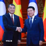 Thủ tướng Lê Minh Hưng và Thủ tướng Lào Saleumxay Kommasith chụp ảnh chung. (Ảnh: Dương Giang/TTXVN)