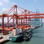 Quang cảnh cảng hàng hóa ở tỉnh Hà Bắc, Trung Quốc. (Ảnh: THX/TTXVN)