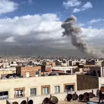 Khói bốc lên sau một vụ không kích tại Tehran, Iran. (Ảnh: ANI/TTXVN phát)