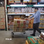 Người dân mua sắm tại siêu thị ở Bangkok, Thái Lan. (Ảnh: THX/TTXVN)