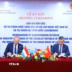 Bộ trưởng Bộ Tài chính Việt Nam Ngô Văn Tuấn và Bộ trưởng Bộ Tài chính Luxembourg Gilles Roth ký Bản ghi nhớ hợp tác. (Ảnh: Đức Minh/TTXVN phát)