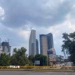 Bầu trời Mexico City phủ lớp mờ do ô nhiễm không khí, ảnh hưởng đến chất lượng môi trường tại thủ đô Mexico. (Ảnh: Phương Lan/TTXVN)