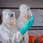 Nhân viên y tế làm việc tại trung tâm điều trị Ebola ở Bunia, tỉnh Ituri, Cộng hòa Dân chủ Congo. (Ảnh: THX/TTXVN phát)