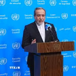 Ngoại trưởng Iran Seyed Abbas Araghchi phát biểu trong cuộc họp báo bên ngoài phòng họp của Hội đồng Bảo an LHQ ở New York, Mỹ, ngày 25/9/2026. (Ảnh: AA/TTXVN phát)