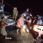 Người dân tham gia hoạt động cứu hộ sau vụ cháy phà ngoài khơi tỉnh Palawan, Philippines tối 9/9/2026. (Ảnh: THX/TTXVN phát)