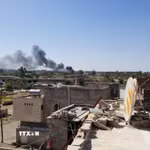 Khói bốc lên sau một cuộc không kích tại Sanaa, Yemen. (Ảnh: THX/TTXVN phát)